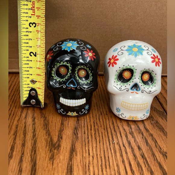 💕💀SUGAR SKULLS💀💕Dia de Los Muertos SALT/PEPPER SHAKERS NEW-lN-BOX💀🖤black/white🤍💀 - Picture 7 of 9